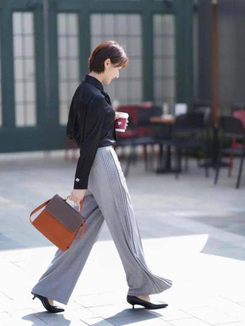 Hình ảnh áo blouse sang trọng với chi tiết thêu cho phụ nữ trung niên